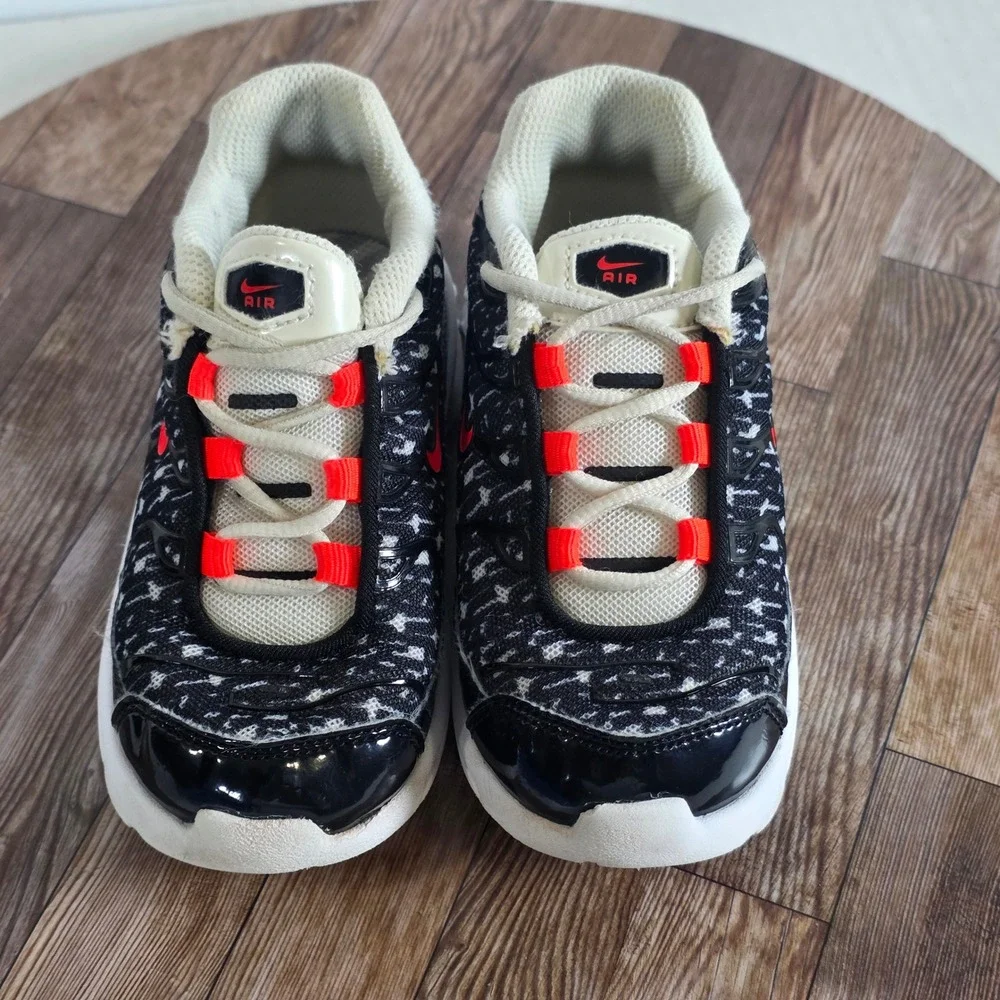 Nike Air Max Plus Kids Size 9C Black White Orange AV6144-100 Lace Up Sneakers